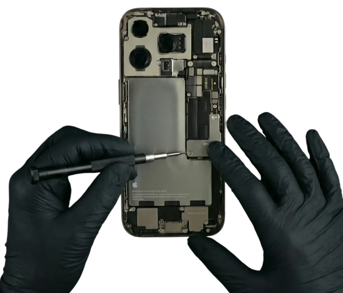 Technik v čiernych rukaviciach rozoberá iPhone presným skrutkovačom